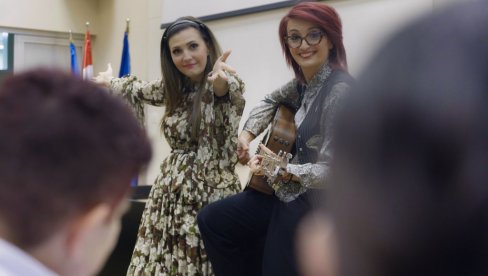 ФРАЈЛЕ У НОВОЈ ЖИВОТНОЈ УЛОЗИ: Подршка свима који служе гласом (ФОТО)