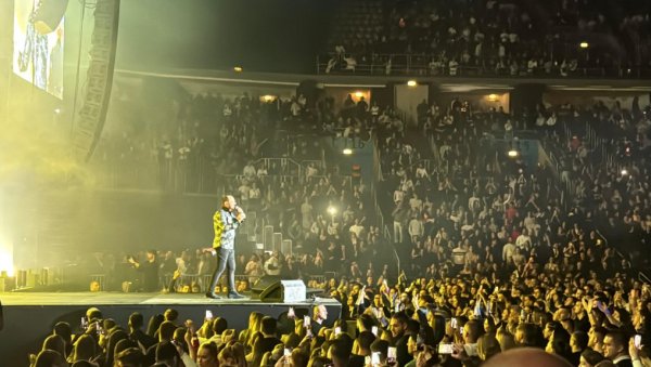 ОРИЛА СЕ ПЛАВА ЦИГАНКА:: Миле Китић заиграо на бини и направио тотални хаос (ФОТО)