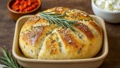 DOMAĆI HLEB SA BELIM LUKOM: Hleb koji osvaja svojim aromatičnim, toplim ukusom belog luka i sveže zelenog ruzmarina