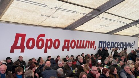 ВУЧИЋ У СЕЛУ ЈАША ТОМИЋ: Председник разговара са грађанима (ФОТО/ВИДЕО)