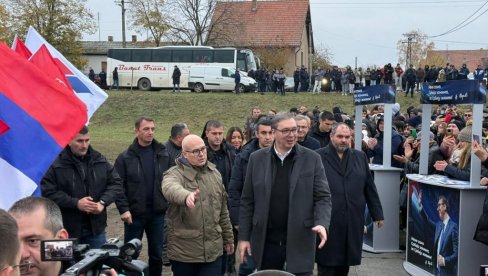 VUČIĆ U SELU JAŠA TOMIĆ: Predsednik razgovara sa građanima (FOTO/VIDEO)