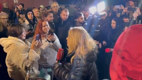 НА ПРОТЕСТУ НОВИНАРА ПРОТИВ НАСИЉА: Нападнута новинарка Информера