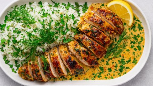 PILETINA SA BELIM LUKOM I SENFOM U AROMATIČNOM SOSU SA PIRINČEM: Zdrav i lagan mediteranski obrok