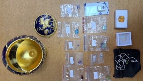 РЕКАО ДА НЕМА НИШТА, А  ОНДА  У ПРТЉАГУ НАЂЕНО ОВО: На Хоргошз спречен покушај  једног путника да прокријумчари полудраго камење