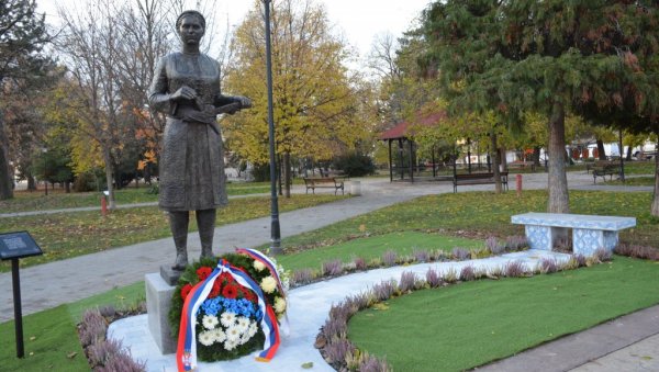 ЧУЧУК СТАНА СЕ ВРАТИЛА У НЕГОТИН И КРАЈИНУ: Стоји поносно, са кикама око главе, са рукама на кубури и јатагану, у ношњи