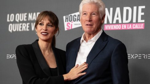 РИЧАРД ГИР НЕ СКИДА ОСМЕХ ПОРЕД 34 ГОДИНЕ МЛАЂЕ СУПРУГЕ: Због ње је променио живот из корена (ФОТО)