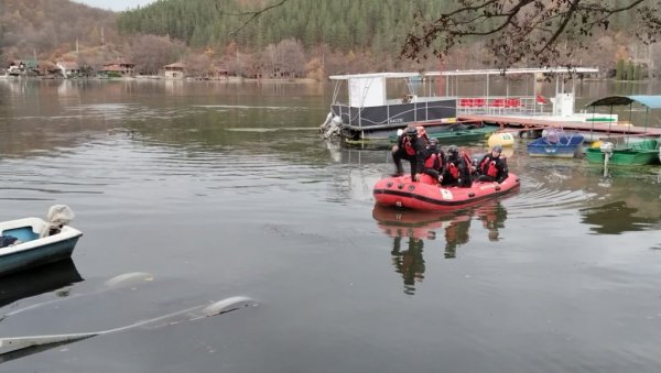 ПРОНАЂЕН АУТОМОБИЛ КОЈИ ЈЕ СЛЕТЕО С ПУТА У ЈЕЗЕРО МЕЂУВРШЈЕ: Кола заглављена у бетонском пропусту (ФОТО)
