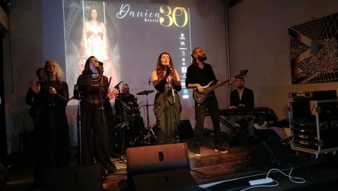 PESMA PALOM VOJNIKU: Danica Krstić proslavila rođendan i krenula u novu epohu (FOTO)