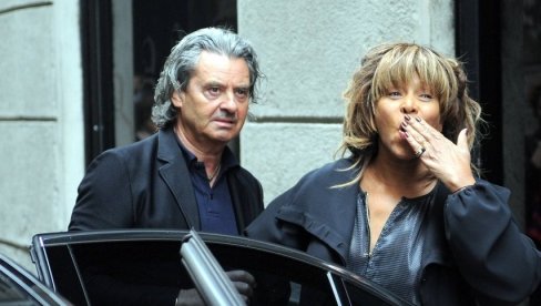 ZAVEO KRISTINU SAMO GODINU DANA NAKON ŠTO JE MU JE 17 GODINA STARIJA ŽENA UMRLA: Sahranio pevačicu i sad sa drugom uživa u njenim milionima