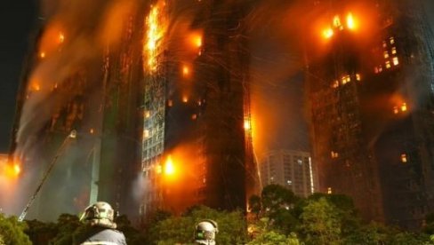 СТРАВИЧНИ СНИМЦИ ИЗ ХОНГКОНГА: Најмање 44 особе погинуле, стотине нестале, небодери и даље горе