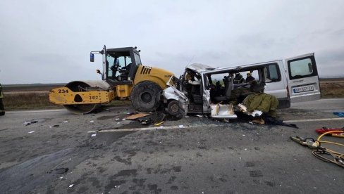 ВОЗАЧУ РАДНЕ МАШИНЕ ПРОДУЖЕН ПРИТВОР: Истрага о саобраћајној несрећи на путу Рума-Ириг