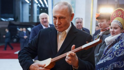 ПУТИН СВИРАО, ЛУКАШЕНКО УМИРО ОД СМЕХА Таман је хтео да плати - раштимована је! Објаснили му како, рекао: Разумем, и почео (ВИДЕО)