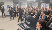 BEOGRAD OVO NE PAMTI: Grobari napravili doček na aerodromu Nikola Tesla za Željka Obradovića (VIDEO)
