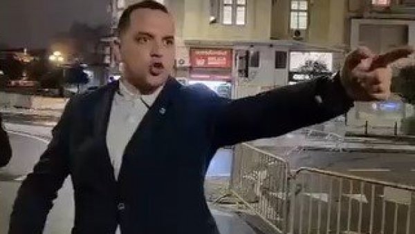 ХАОС ИСПРЕД СКУПШТИНЕ: Посланици блокадери поново напали људе у Ћациленду - све је снимљено (ВИДЕО)