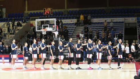 ODUŠEVIO SVE! Evo šta radi Svetislav Pešić dok Srbija igra sa Švajcarskom (FOTO)