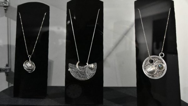 КУЈУНЏИЛУК ЈЕ ПОНОВО У МОДИ: Изложба старог и савременог накита изграђеног традиционалном техником