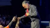 DIRLJIV TRENUTAK USRED KONCERTA: Toni Cetinski poljubio obožavateljki ruku kada mu je uručila ručno pleteni šal (FOTO)
