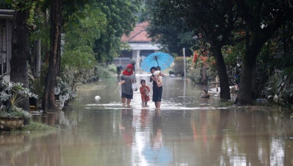 РАСТЕ ЦРНИ БИЛАНС: Број погинулих у поплавама и клизиштима у Индонезији порастао на више од 750
