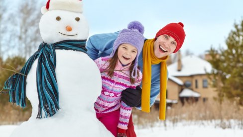 5 RAZLOGA ZBOG KOJIH DECA TREBA DA SE IGRAJU NA SNEGU: Pustite ih da uživaju u zimskoj čaroliji