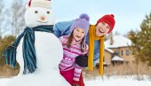 5 RAZLOGA ZBOG KOJIH DECA TREBA DA SE IGRAJU NA SNEGU: Pustite ih da uživaju u zimskoj čaroliji