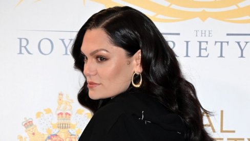 DVE GODINE VEZE I SADA MU PORUČUJE: Karma će te stići - DŽesi DŽej prozvala poznatog glumca u novoj pesmi