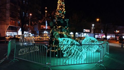 ВЕЋ НОВОГОДИШЊА АТМОСФЕРА: У Параћину почело празнично украшавање јавних површина и излога (ФОТО)