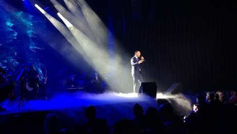 DODIR LJUBAVI: Bane Mojićević održao prvi veliki solistički koncert nakon pobede u Zvezdama Granda (FOTO)