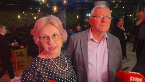 NAJBLIŽI KAO PODRŠKA: Roditelji i bivša žena došli na koncert Baneta Mojićevića (FOTO)