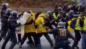 PENDREKOM PO BUBREZIMA I VODENIM TOPOVIMA NA BLOKADERE: Nemačka policija bije zgubidane kao volove u kupusu (VIDEO)