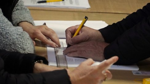 ЛОКАЛНИ ИЗБОРИ: Грађани бирају одборнике у 10 општина и градова