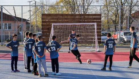 НОВИ ГОЛОВИ, КОШЕВИ, МОДЕРНА ПОДЛОГА... Гујон: Једно од највећих српских села на централном Косову и Метохији добило нови спортски терен