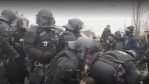 BRUTALNOST NA DELU: Ovako se nemačka policija obračunava sa demonstrantima (VIDEO)