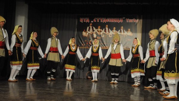 ЧУВАЈУ НАСЛЕЂЕ И БРАТСКУ ЉУБАВ: У варошици Ушће одржани девети „Сусрети ветерана фолклора“