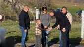 ВУЧИЋ У ПОСЕТИ ПОРОДИЦИ ЈАНКОВИЋ: Председник у селу Толић код Мионице (ВИДЕО)