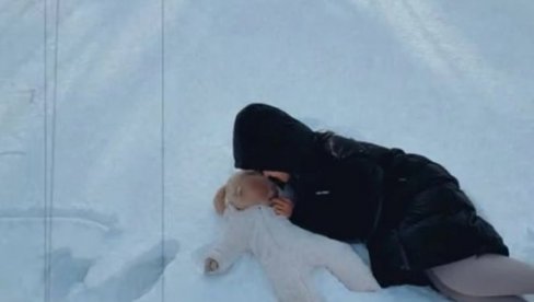 ПЕВАЧИЦА СЕ УДАЛА ЗА МИЛИОНЕРА И ПОКАЗАЛА ЗИМСКУ ИДИЛУ: Шестомесечну ћерку обукла у скафандер и бациле се у снег (ФОТО)