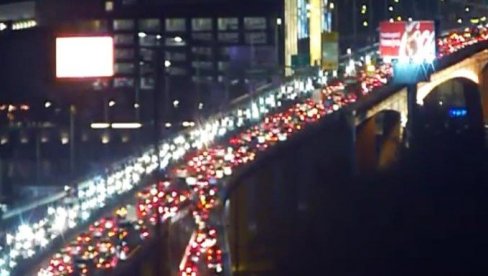 ГУЖВЕ НА СВЕ СТРАНЕ У БЕОГРАДУ: На овим деоницама саобраћај стоји, возила не мрдају (ФОТО)