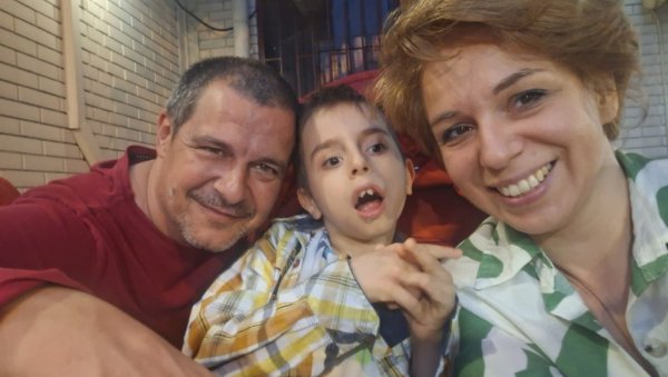 АКО СЕ ВРАТИМО КУЋИ, ЗА РОМАНА ВИШЕ НЕМА ЖИВОТА: Родитељима деветогодишњег дечака из Ниша потребна подршка за наставак лечења у Новом Саду