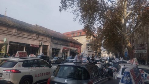 ODALI POŠTU STRADALOM KOLEGI: Novosadski taksisti na mestu gde je sinoć poginuo taksista