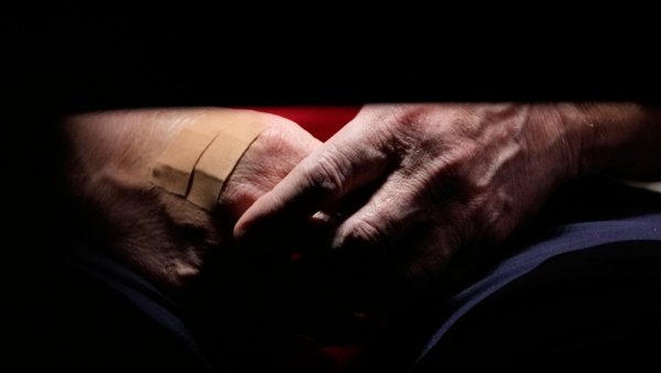 ТРАМП СА ЗАВОЈЕМ НА РУЦИ ТОКОМ СЕДНИЦЕ: Новинари га питали за здравље, а он их одувао одговором