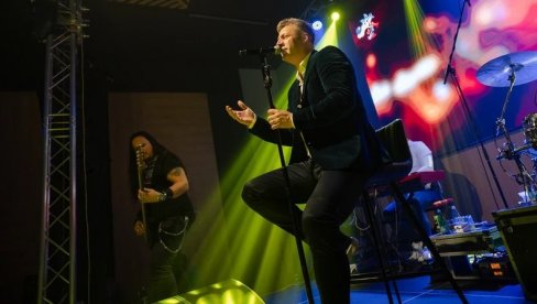 MA KAKVA POVREDA: Bojan Leksington pevao sa povređenom nogom (FOTO)