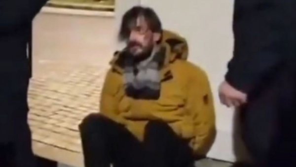 СТУДЕНТ ОД 27 ГОДИНА, ФИРМА У СТЕЧАЈУ Ко је блокадер који је ножем ранио човека испред Скупштине Србије (ВИДЕО)