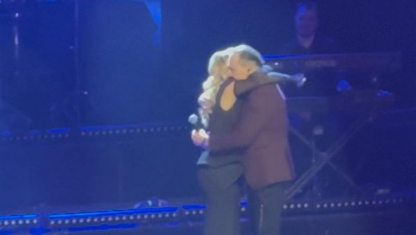 ЕМОТИВНИ ЗАГРЉАЈ: Ксенија Кнежевић запевала са оцем Кнезом на сцени (ФОТО)