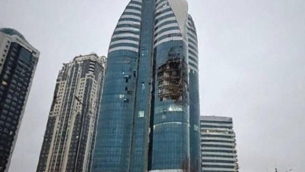 УДАР У СРЦЕ КАДИРОВА Дрон разнео неколико спратова на поносу Грозног: Близу погођеног небодера је седиште ФСБ! (ВИДЕО)