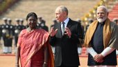 САСТАЛИ СЕ ПУТИН И ПРЕДСЕДНИЦА ИНДИЈЕ: Свечани дочек уприличен руском лидеру (ВИДЕО)