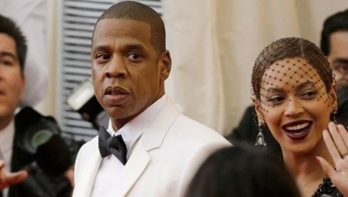 ПРЕ 11 ГОДИНА ЈЕ ИСЦУРЕО СКАНДАЛОЗНИ СНИМАК СА МЕТ ГАЛЕ: Сестра јој бије мужа, она стоји и гледа, цели свет брујао о скандалу, напокон испли