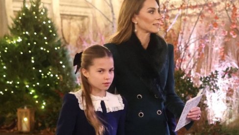 CELA PORODICA NA OKUPU POSLE POLA GODINE: Najslađi trenutci princeze Kejt, princa Vilijama i njihove dece na božićnoj službi! (VIDEO