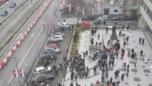 ПРОПАО ИМ ЈОШ ЈЕДАН СКУП ПОДРШКЕ ТЕРОРИСТИМА: Ево колико се блокадера окупило испред Палате правде (ФОТО)