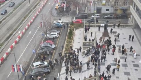 PROPAO IM JOŠ JEDAN SKUP PODRŠKE TERORISTIMA: Evo koliko se blokadera okupilo ispred Palate pravde (FOTO)