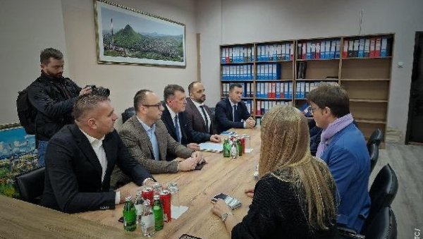 УКАЗАЛИ НА ЛОШЕ СТАЊЕ КОЈЕ СУ ЗАТЕКЛИ У ОПШТИНАМА: Градоначелници општина на северу КиМ са шефом Мисије ЕУ