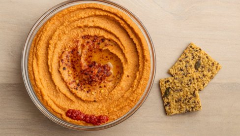 ХУМУС ОД ЛЕБЛЕБИЈА И ПАПРИКЕ: Кремасти посни намаз који осваја мирисом и укусом
